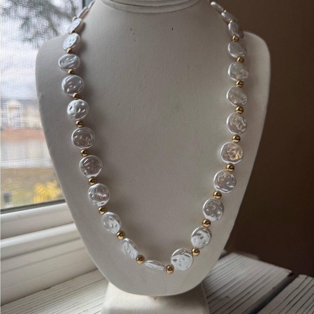 Elegant White and Gold Beaded Necklace - Picture 6 of 8
